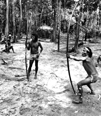 adeus-capitao-krohokrenhum-atirando-flechas-em-1983-foto-vincent-carelli-video-nas-aldeias